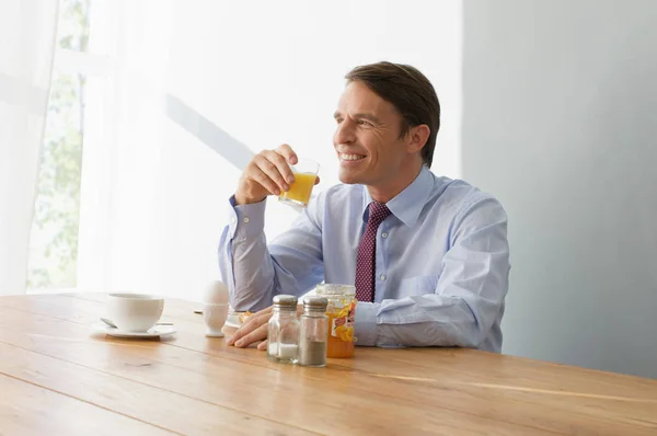 Uomo Tavola Colazione — Foto Stock