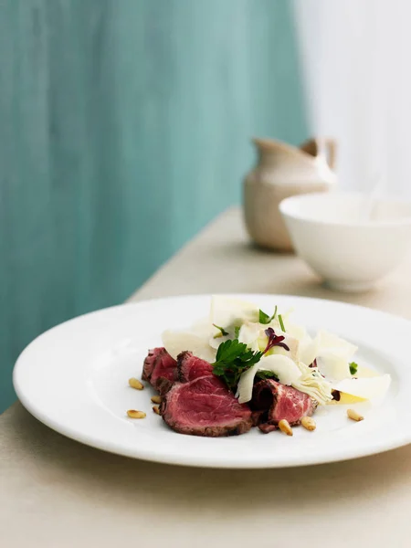 Plate of seared tuna and vegetables — ストック写真