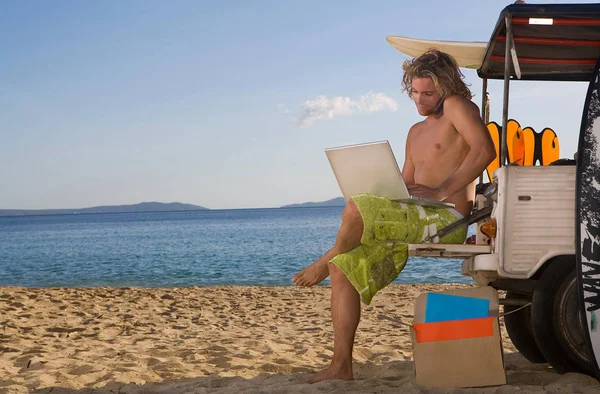 Man Beach Jeep Laptop Phone — Stock Photo, Image