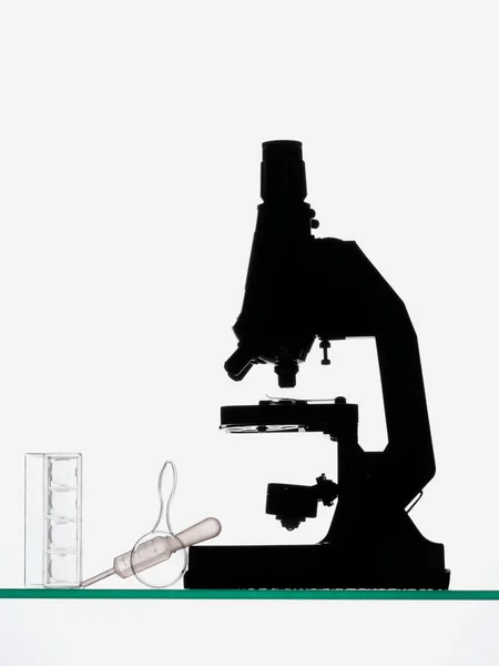 Siluetli Mikroskop Beyaz Arkaplanda Izole Edildi — Stok fotoğraf