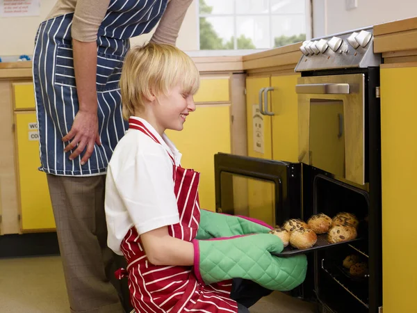 Een Jongen Neemt Brood Uit Oven — Stockfoto