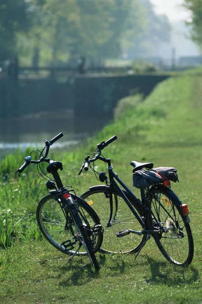Zwei Fahrräder Fluss — Stockfoto