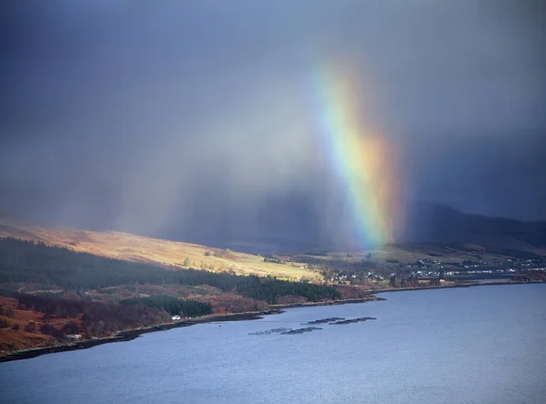 Rainbow over loch, Assynt, Escocia, Reino Unido — Foto de Stock
