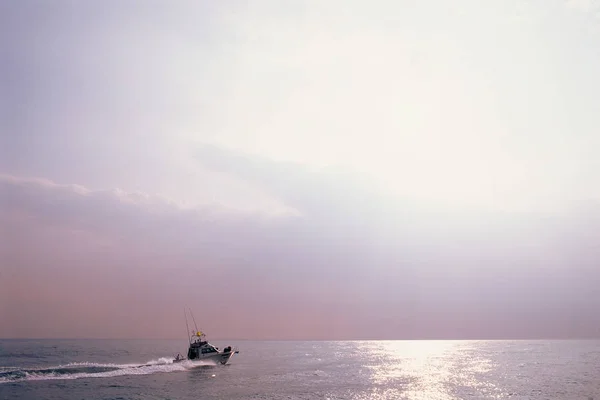 Barco de pesca en el océano —  Fotos de Stock
