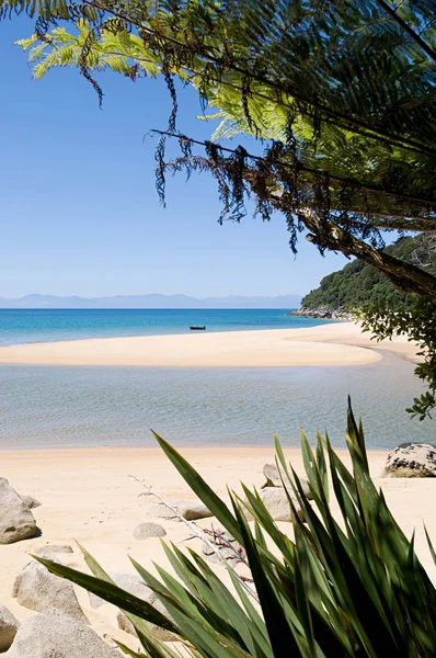 Playa tranquila y aislada — Foto de Stock