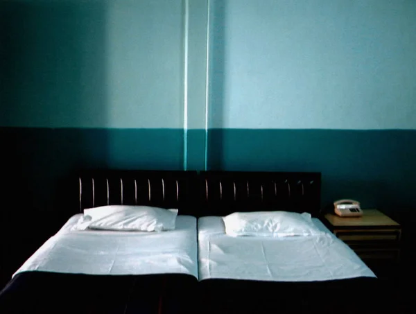 Otel odasında yatak — Stok fotoğraf