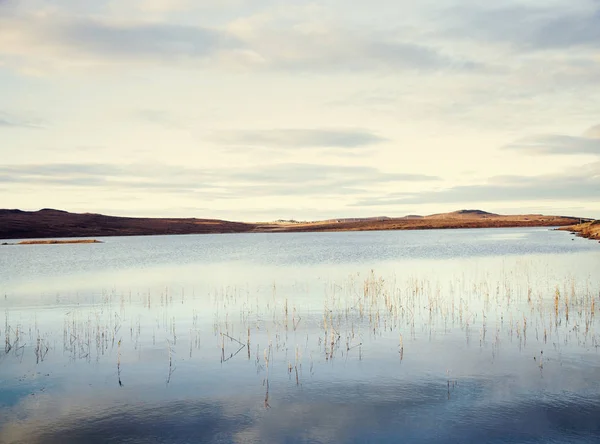 Vista del tranquilo lago, Assynt, North West Highlands, Escocia, Reino Unido — Foto de Stock