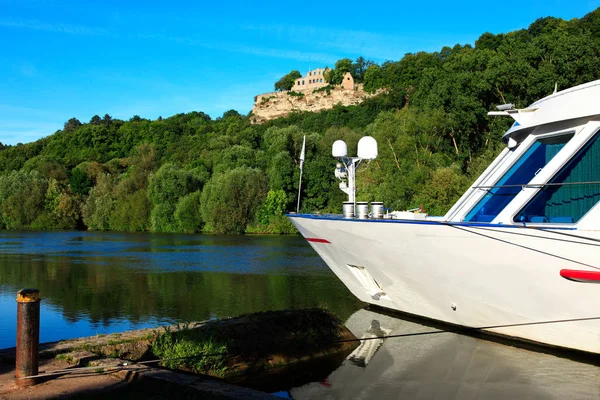 Ein Boot, das am Rhein festgemacht hat — Stockfoto