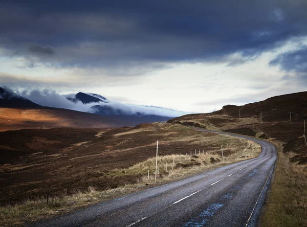 Estrada rural e montanhas nebulosas, Assynt, North West Highlands, Escócia, Reino Unido — Fotografia de Stock
