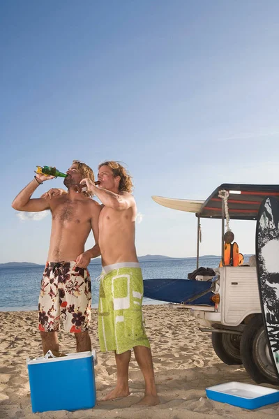 海滩上的年轻人乘吉普车喝啤酒 — 图库照片