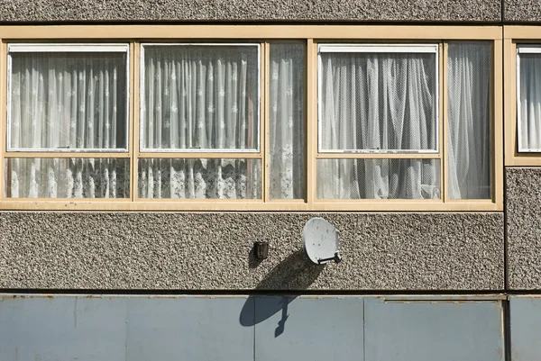 Janelas de apartamento em Heygate Estate, sul de Londres — Fotografia de Stock