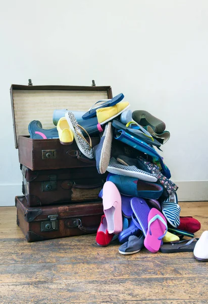 Ayakkabı Dolu Çanta Seçici Odaklanma — Stok fotoğraf