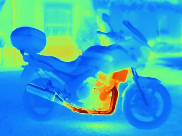 Motosikletin termal fotoğrafı motorun, radyatörün ve egzoz borusunun ısısını gösteriyor. — Stok fotoğraf