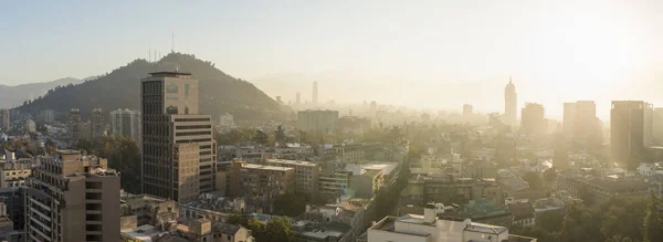 Vista aérea de la ciudad central de Santiago al amanecer, desde la azotea del apartamento en la calle Huerfanos, Santiago, Chile — Foto de Stock