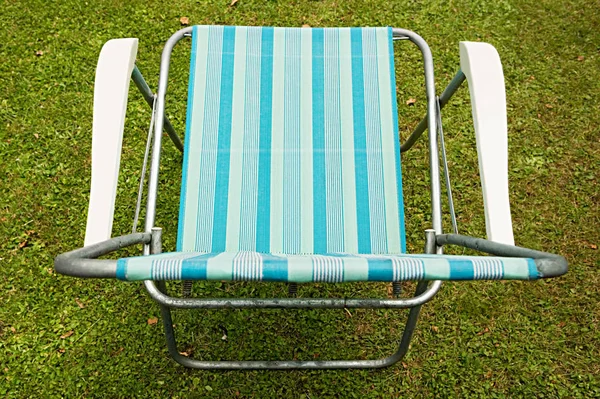 Uma cadeira de praia no relvado — Fotografia de Stock