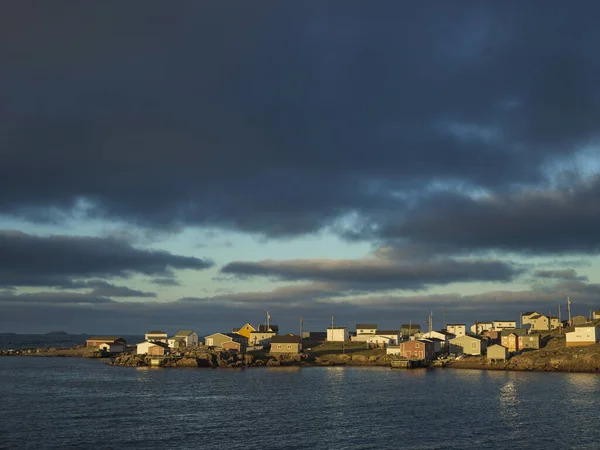 Blick auf das Dorf Waterfront und dramatischen Himmel über Fogo Island, Neufundland, Kanada — Stockfoto