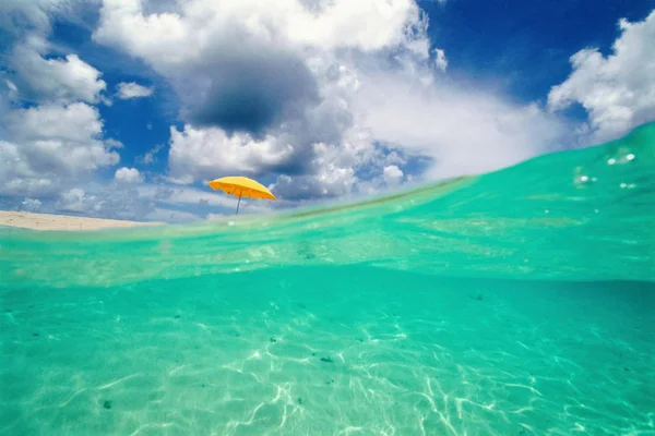 Strandparaply Vid Havet — Stockfoto