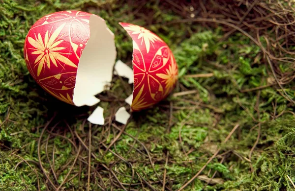 Huevo de Pascua roto sobre hierba — Foto de Stock