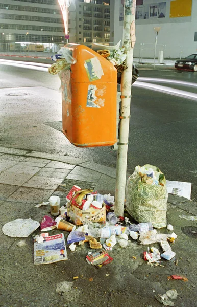 Caixa Transbordante Rua — Fotografia de Stock