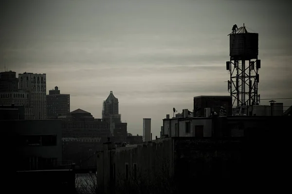 纽约的水塔和建筑物 — 图库照片