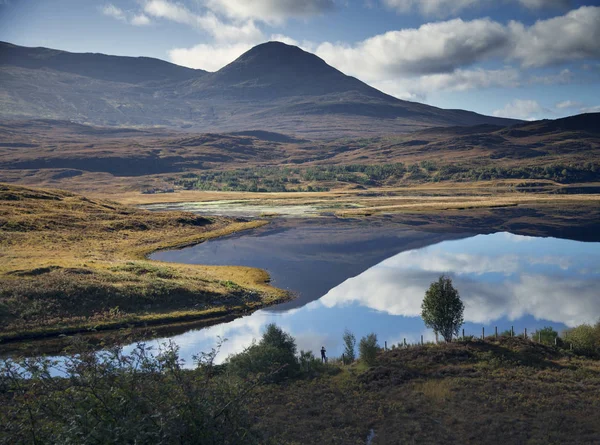 Mann Fotografiert Spiegelung Des Berges Loch Highland Schottland — Stockfoto