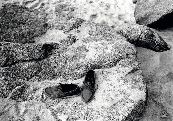 海岸の岩の上の靴のペア — ストック写真