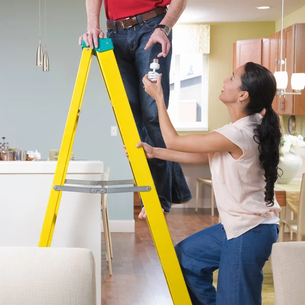 Kobieta Pomaga Mężczyźnie Ulepszeń Domu — Zdjęcie stockowe