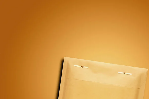 Gepolsterter Umschlag Isoliert Auf Gelbem Hintergrund — Stockfoto