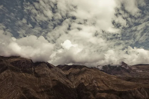 Utsikt över moln på berg, Ollantaytambo, Sacred Valley, Peru — Stockfoto