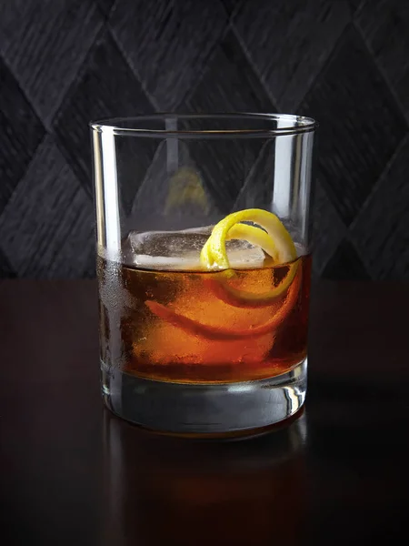 Glass of whiskey with ice and lemon — Stock Photo, Image