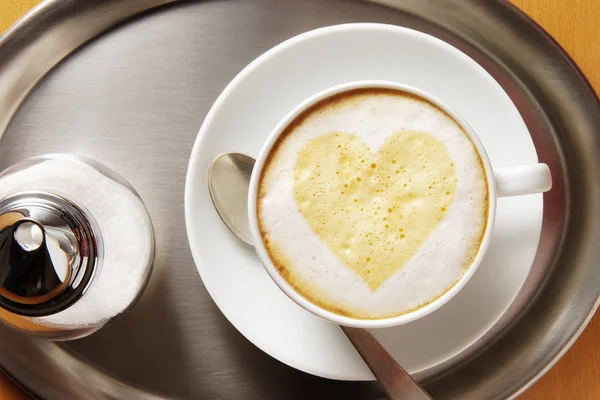 Forme de coeur dans la mousse de café — Photo