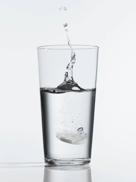 Tablettstänk Glas Vatten — Stockfoto