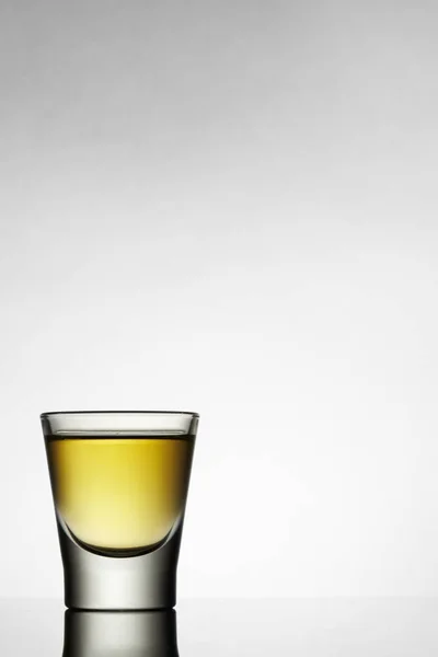 Primo piano del bicchierino con liquido — Foto Stock