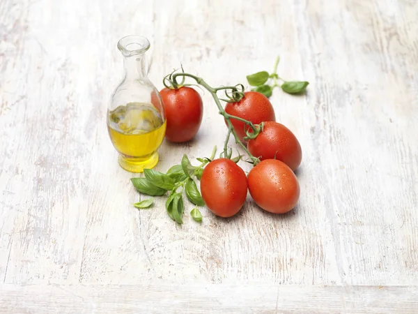 バジル オリーブオイル 赤ジューシーな甘いつるトマト — ストック写真
