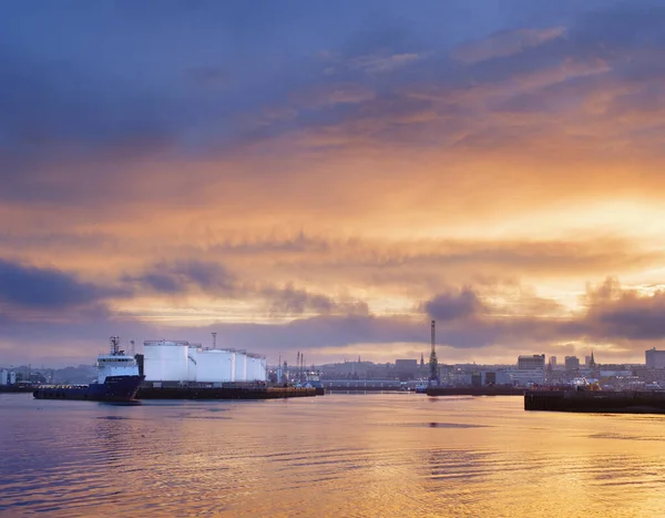 Réservoirs de stockage de pétrole ou de gaz, Aberdeen Harbour, Écosse — Photo