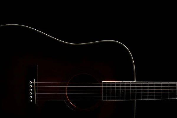 Guitarra Acústica Contra Fundo Preto — Fotografia de Stock