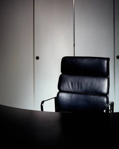 Kontorsstol och tomt skrivbord — Stockfoto
