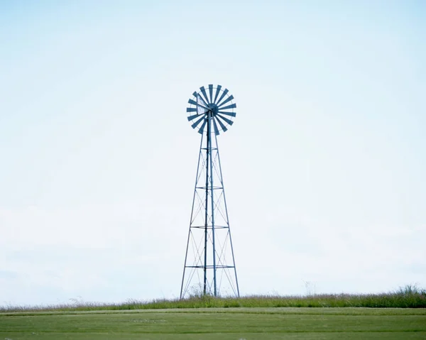 Moulin Vent Sur Ferme Par Ciel Bleu — Photo