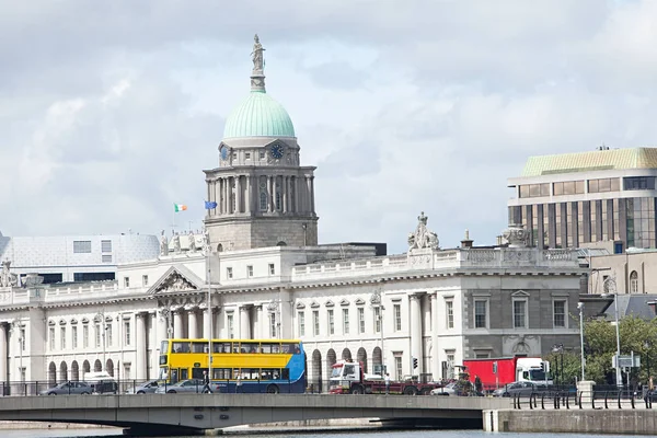 The Custom House y Georges Quay, Dublín, Irlanda — Foto de Stock