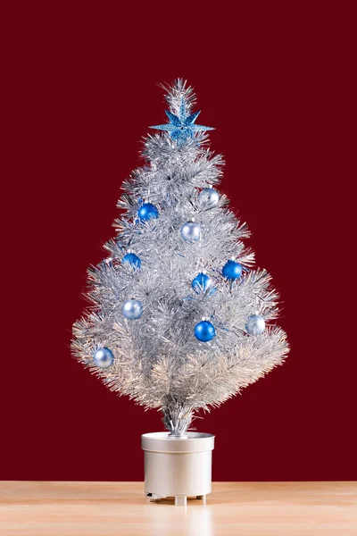 Διακοσμημένο Χριστουγεννιάτικο Δέντρο Στο Τραπέζι — Φωτογραφία Αρχείου