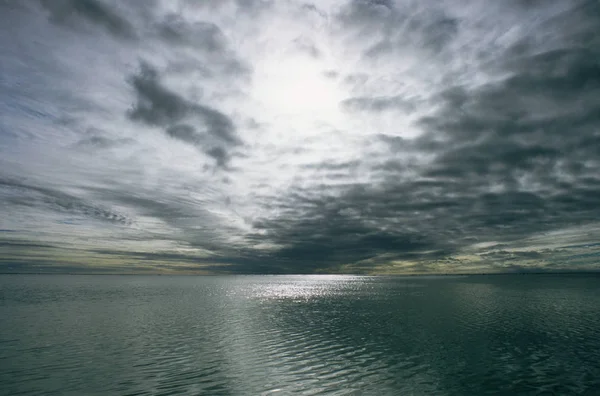 Céu nublado sobre o oceano — Fotografia de Stock