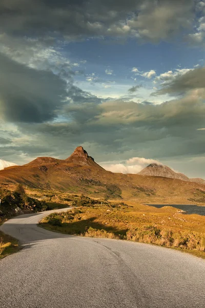 Paisagem Com Estrada Rural Sinuosa Assynt Escócia Reino Unido — Fotografia de Stock