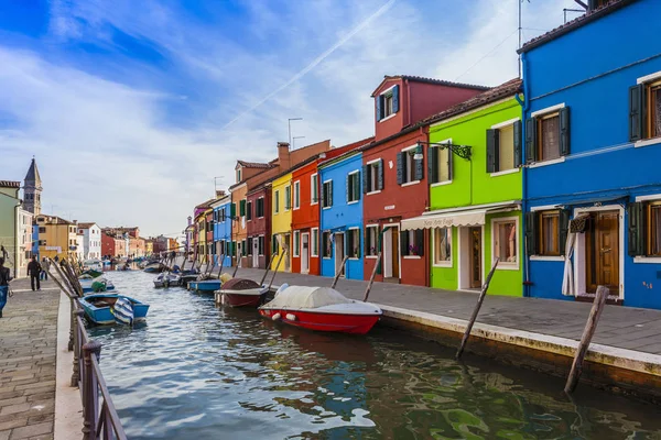 Wielokolorowe domy nad brzegiem kanału, Burano, Włochy — Zdjęcie stockowe