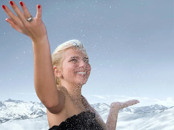 Mujer Joven Con Las Manos Nieve Cayendo — Foto de Stock