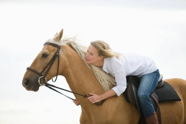 Chica Con Caballo Marrón Playa — Foto de Stock