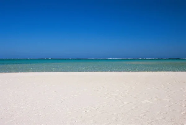 Deserted Beach Blue Sky — Stock Photo, Image