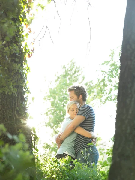 Casal Abraçando Floresta — Fotografia de Stock