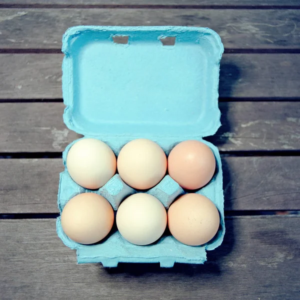 Huevos en caja de huevos — Foto de Stock