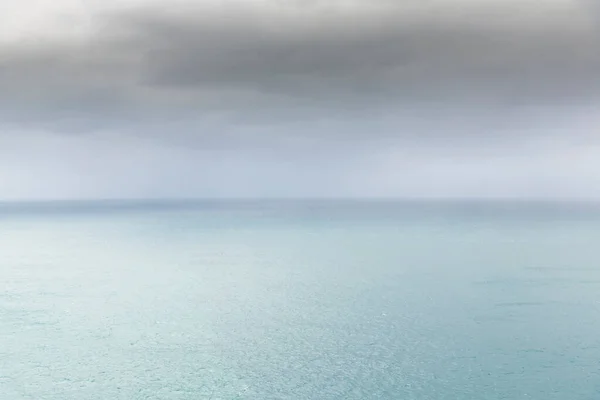 天空阴沉沉的海景 — 图库照片