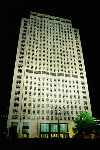 多层建筑在夜间 — 图库照片